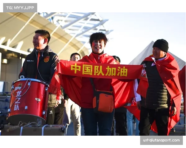 小球迷高举标语,为重伤复出的对手球员加油 小球迷高举标语,为重伤复出的对手球员加油